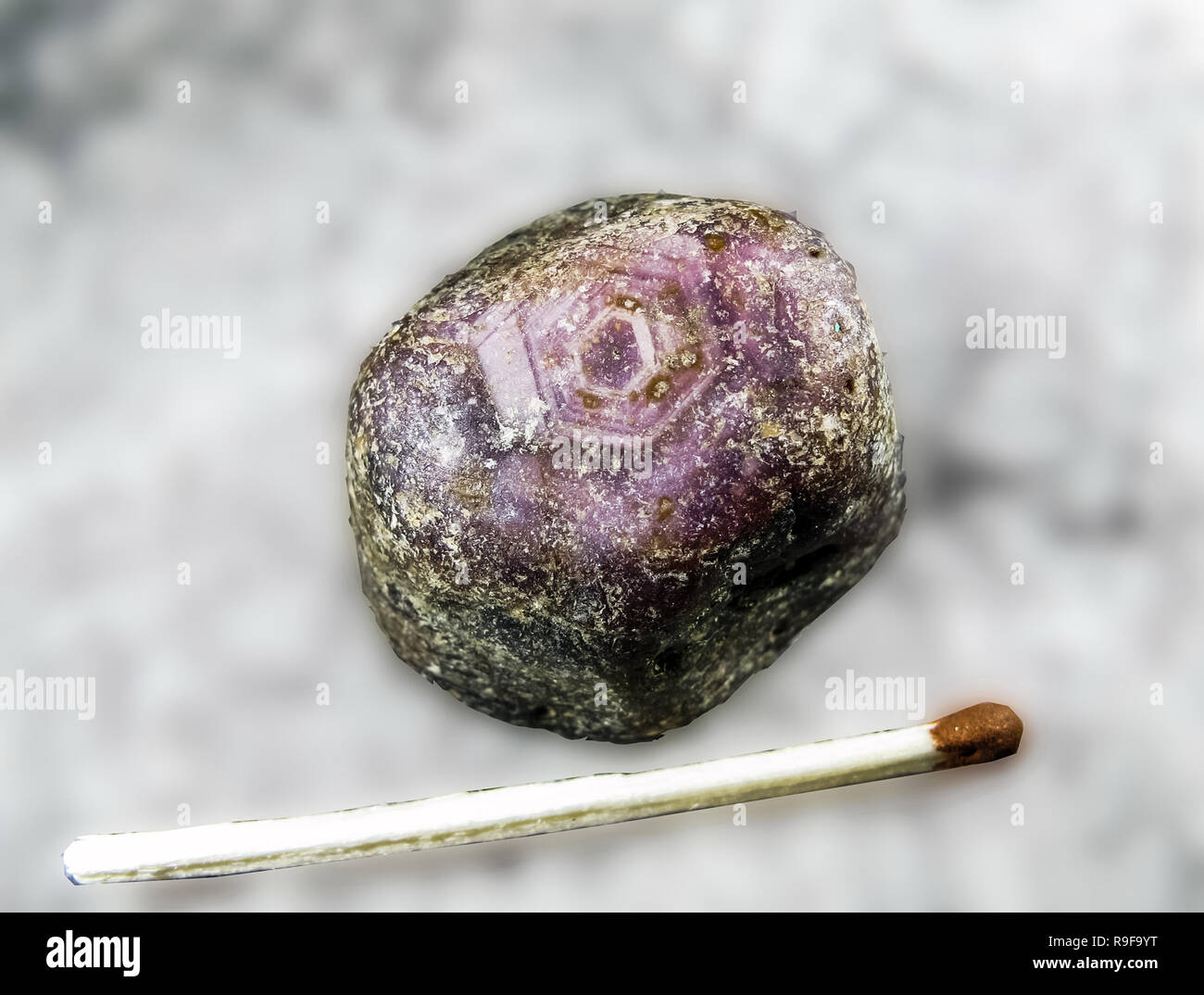 La formazione di cristalli di sali minerali delle rocce. La bellezza delle  pietre naturali Foto stock - Alamy