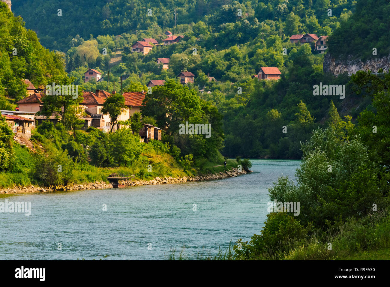 Case e chiesa sulla sponda del fiume Drina, Visegrad, Bosnia Erzegovina Foto Stock