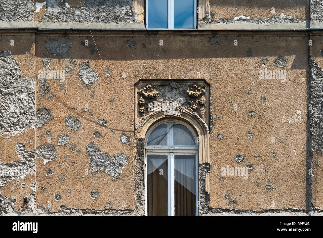 Vecchio edificio con fori di proiettile nella città vecchia, Sarajevo, Bosnia ed Erzegovina Foto Stock