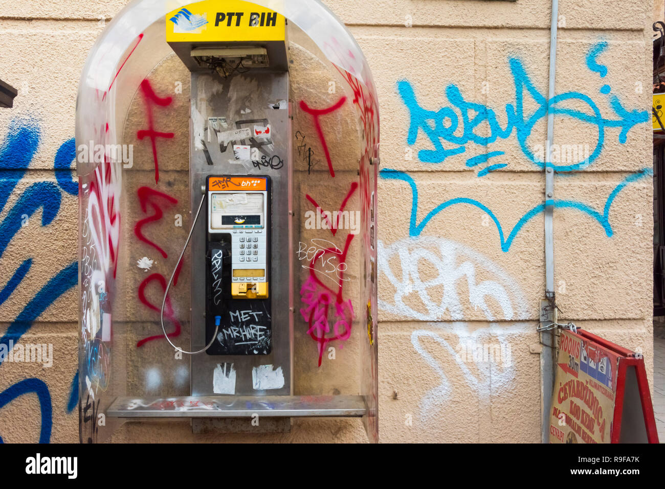 Il vecchio telefono pubblico, Sarajevo, Bosnia ed Erzegovina Foto Stock