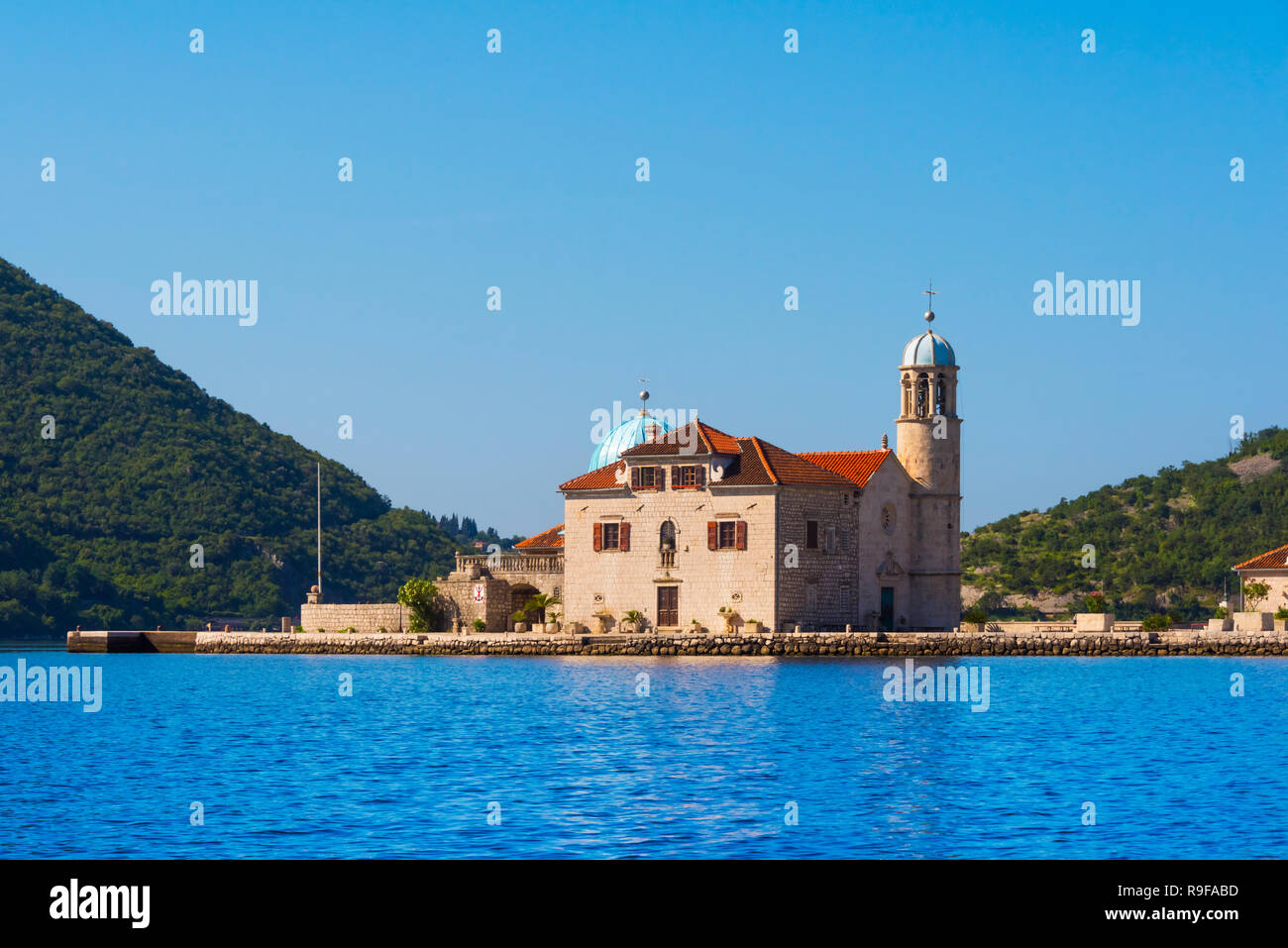 La madonna delle rocce, un'isola artificiale, con la Chiesa cattolica romana di Nostra Signora delle rocce, Perast, Montenegro Foto Stock