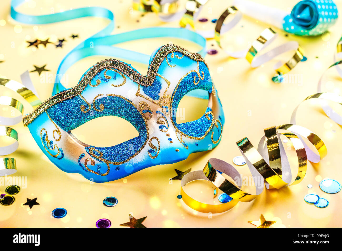Maschera di carnevale su sfondo di festa Foto stock - Alamy