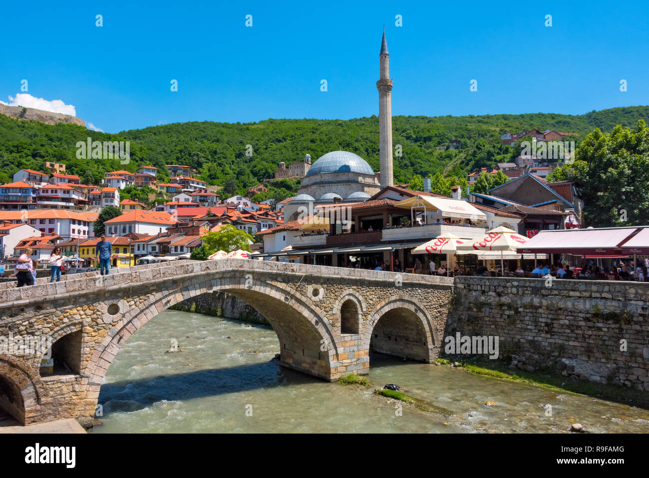 Il ponte di pietra, Sinan Pasha moschea e case nel centro storico della città sulle rive del Prizren Bistrica River, Prizren, Kosovo Foto Stock