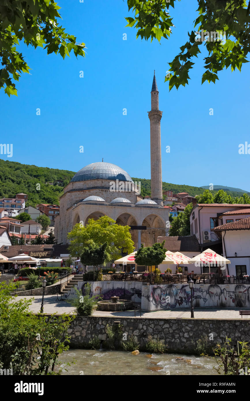 Sinan Pasha moschea sulle rive del Prizren Bistrica River, Prizren, Kosovo Foto Stock