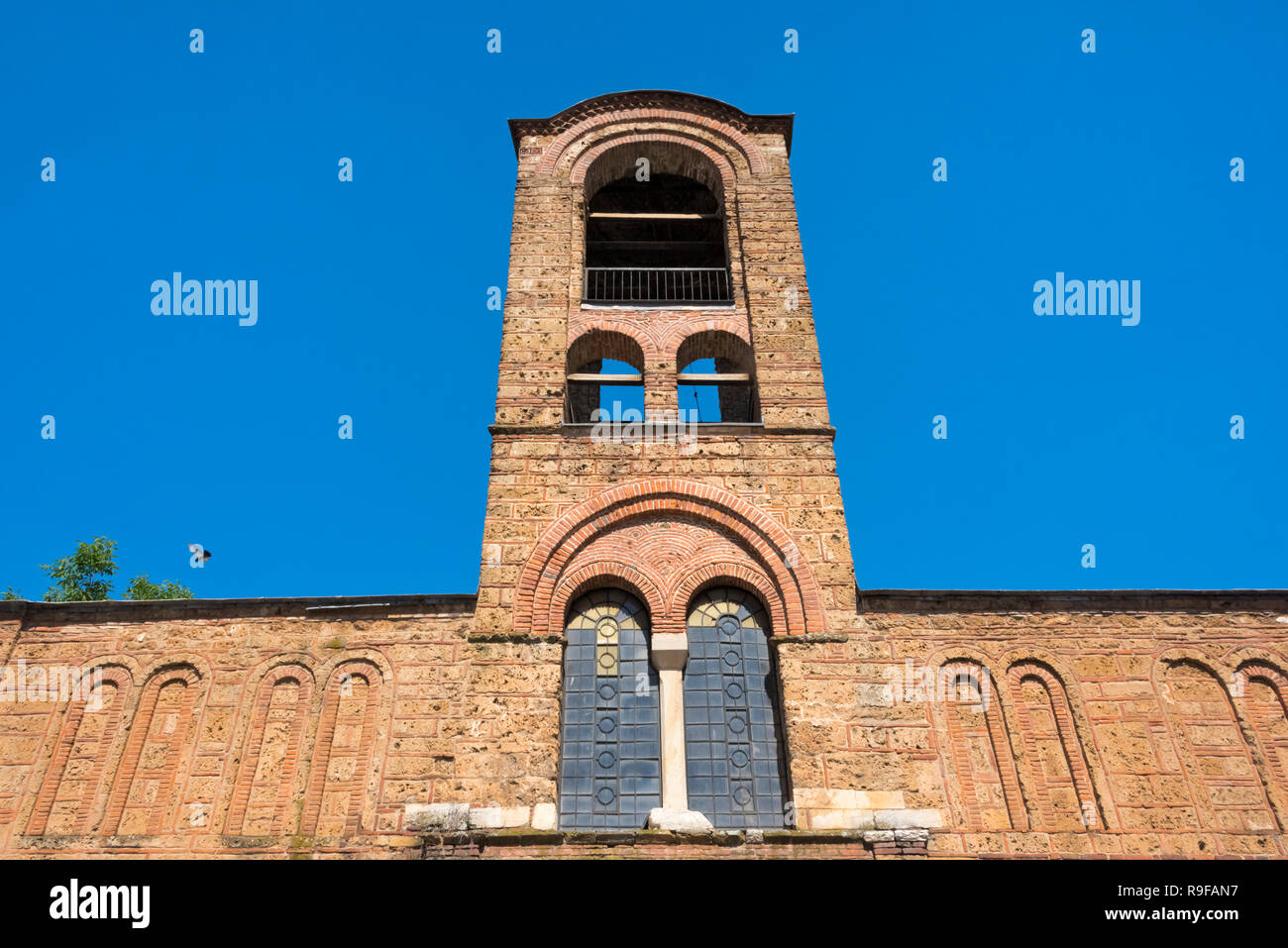 Torre Campanaria di Nostra Signora di Ljevis, una chiesa ortodossa serba, sito Patrimonio Mondiale dell'UNESCO, Prizren, Kosovo Foto Stock