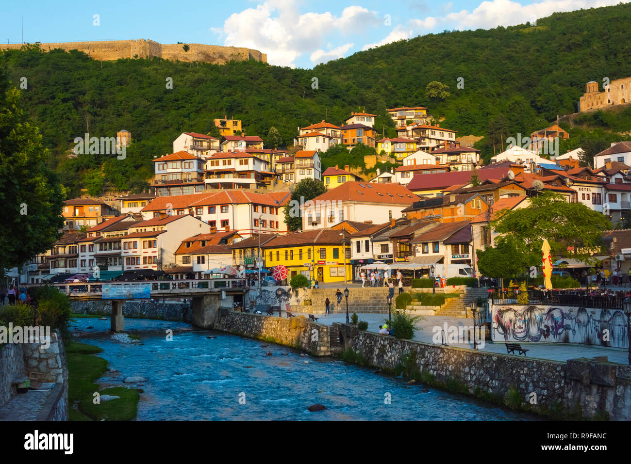 Case nel centro storico della città sulle rive del Prizren Bistrica River, Prizren, Kosovo Foto Stock