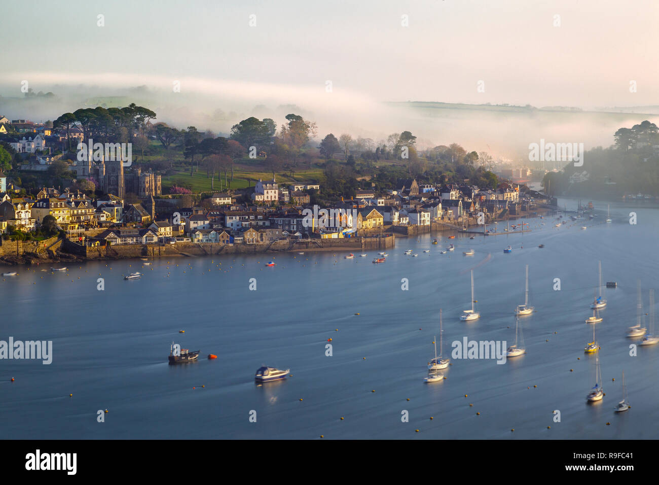 Fowey visto da polruan; barche sul fiume fowey; Cornovaglia Foto Stock