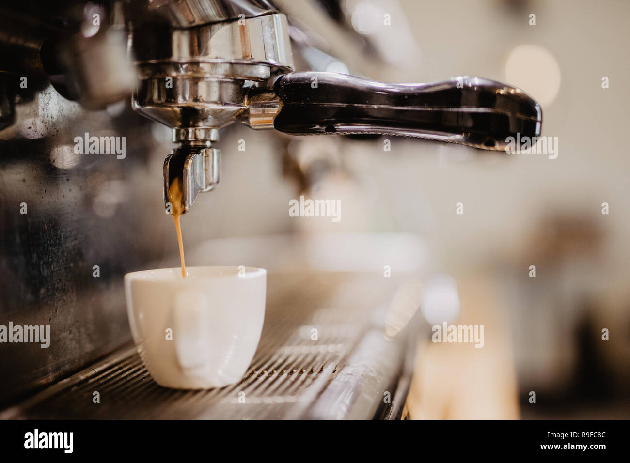 Accessori per caffè espresso. Macchina espresso caffè, golden espresso  fluente Foto stock - Alamy