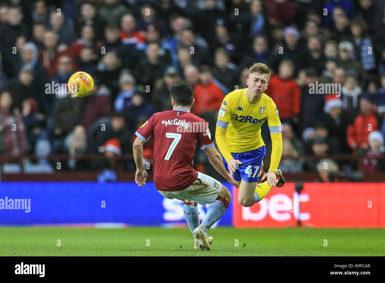 Il 23 dicembre 2018, Villa Park, Birmingham, Inghilterra ; Sky scommessa campionato, Aston Villa vs Leeds United : John McGinn (07) di Aston Villa falli Jack Clarke (47) di Leeds Utd Credito: Mark Cosgrove/News immagini English Football League immagini sono soggette a licenza DataCo Foto Stock