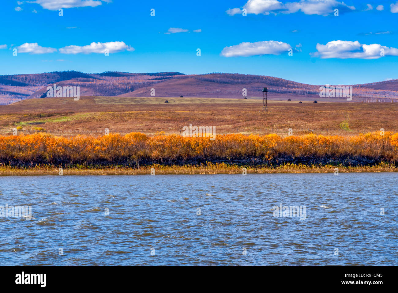 Montagna cresta contro le nubi e fiume nella Mongolia Interna, Cina Foto Stock