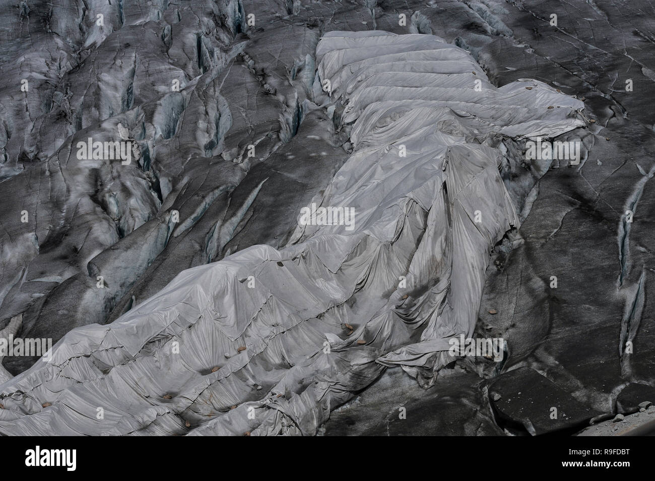 Il ghiacciaio del Rodano, il Cantone del Vallese, Svizzera: la grotta di ghiaccio, una 100 m-lungo tunnel per i turisti, coperto di fogli protettivi per ridurre al minimo la fusione d'estate. Foto Stock