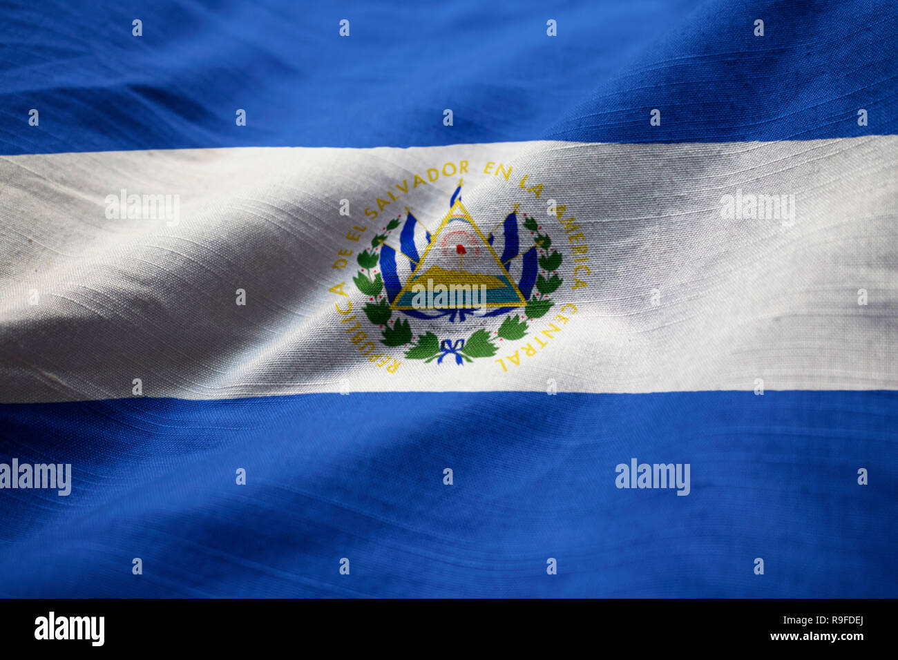 Primo piano della increspato El Salvador bandiera di El Salvador bandiera soffiando nel vento Foto Stock