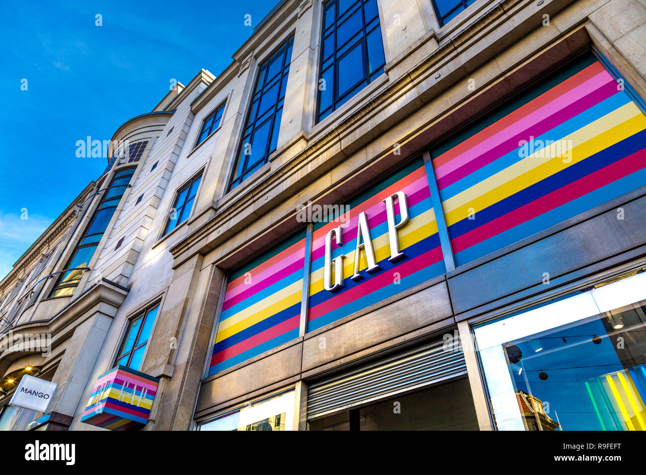 Parte anteriore del gap store su Oxford Street con il logo del marchio e arcobaleno di colori di sfondo, London, Regno Unito Foto Stock