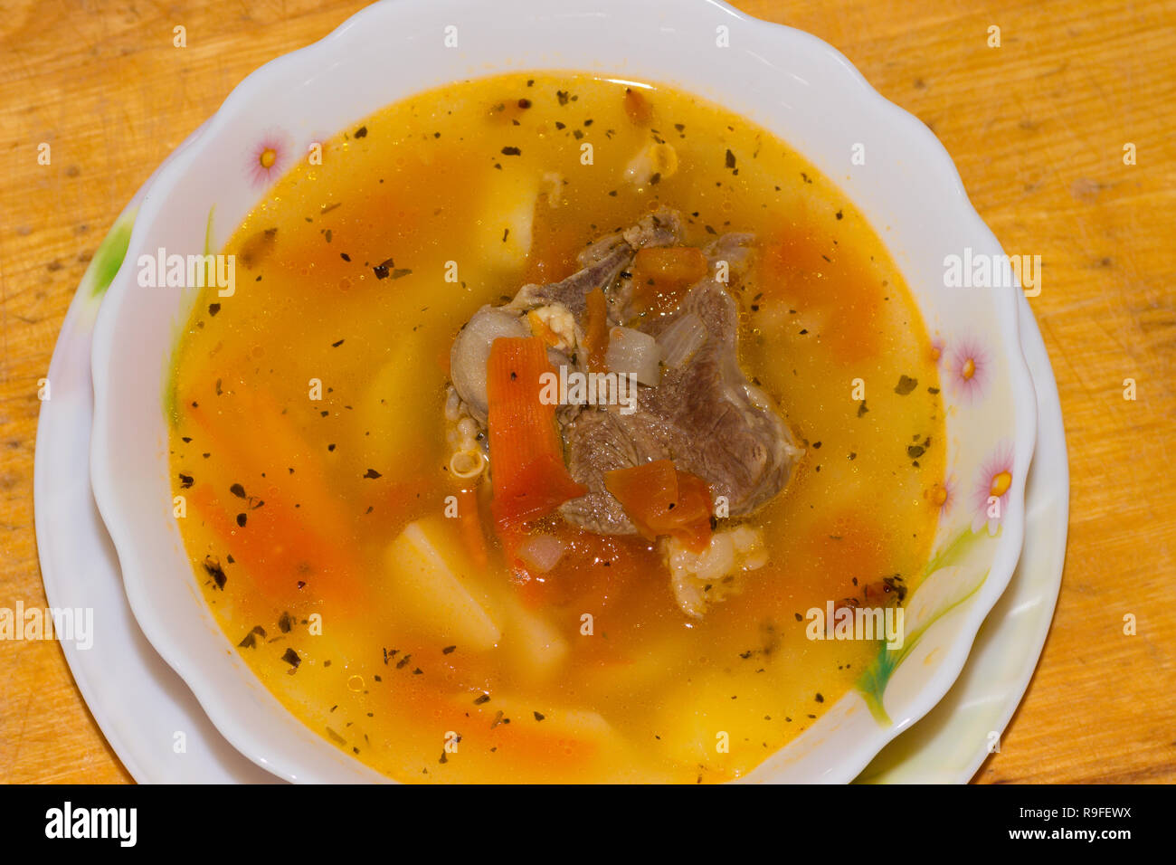Shurpa - tradizionale zuppa di montone in Asia centrale su un sfondo di legno Foto Stock