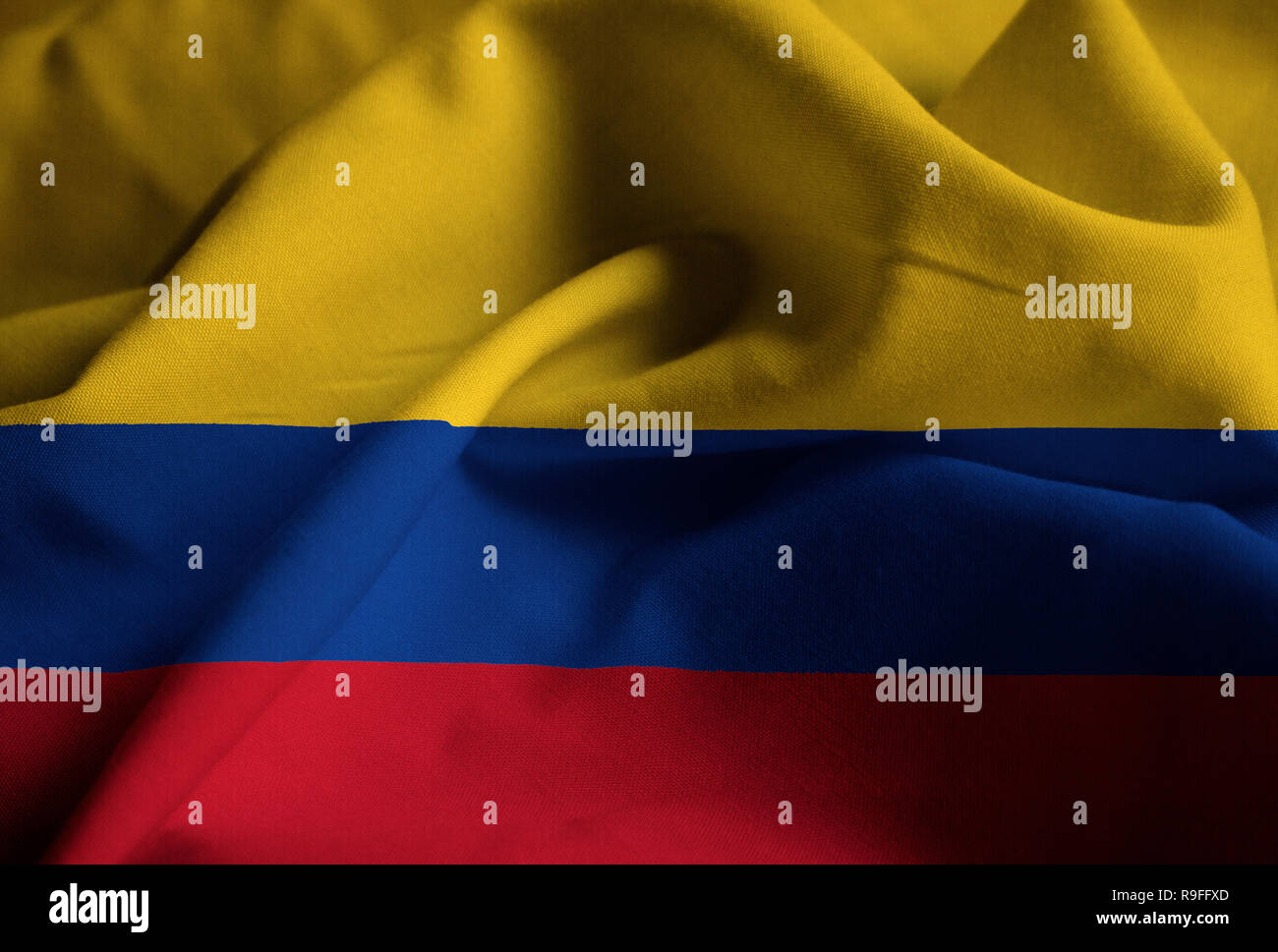 Primo piano della increspato Colombia bandiera Colombia bandiera soffiando nel vento Foto Stock