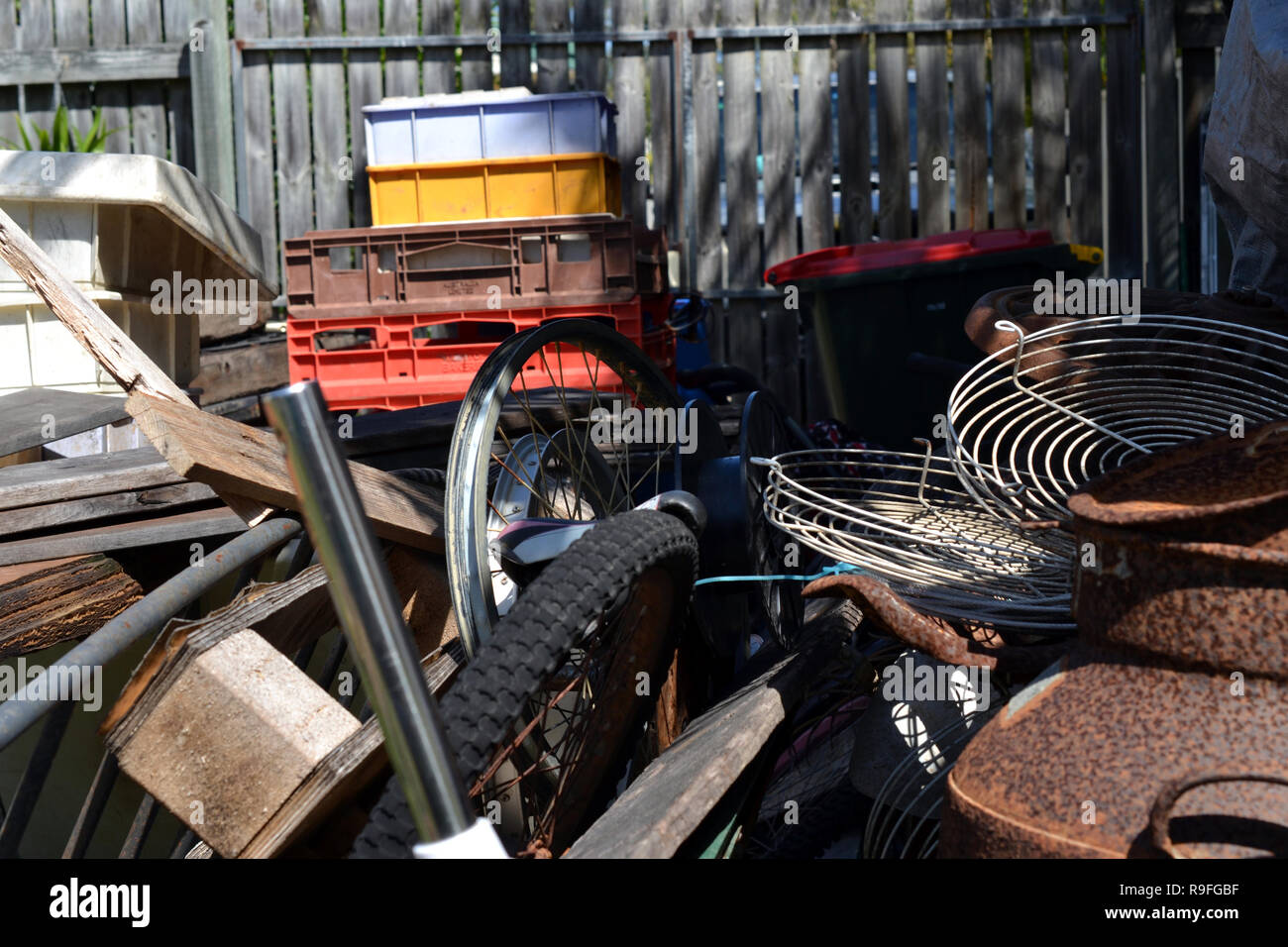 Random indesiderata in un cortile hoarders Foto Stock