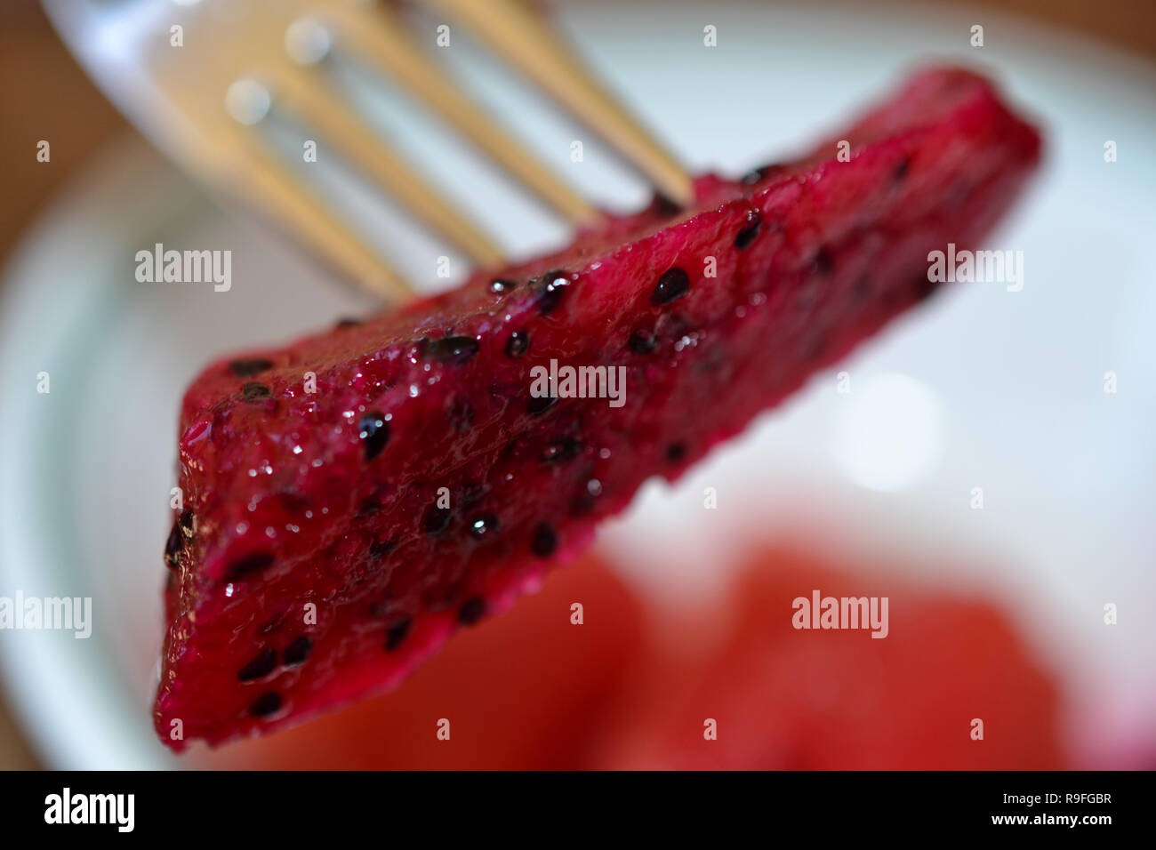 Fetta di Dragon frutto su una forcella Foto Stock