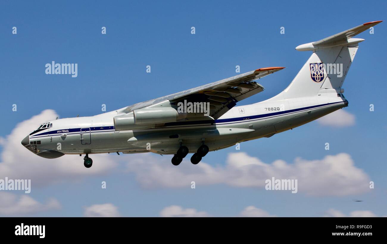 Ukrainian Air Force Ilyushin Il-76 in atterraggio a RAF Fairford Foto Stock