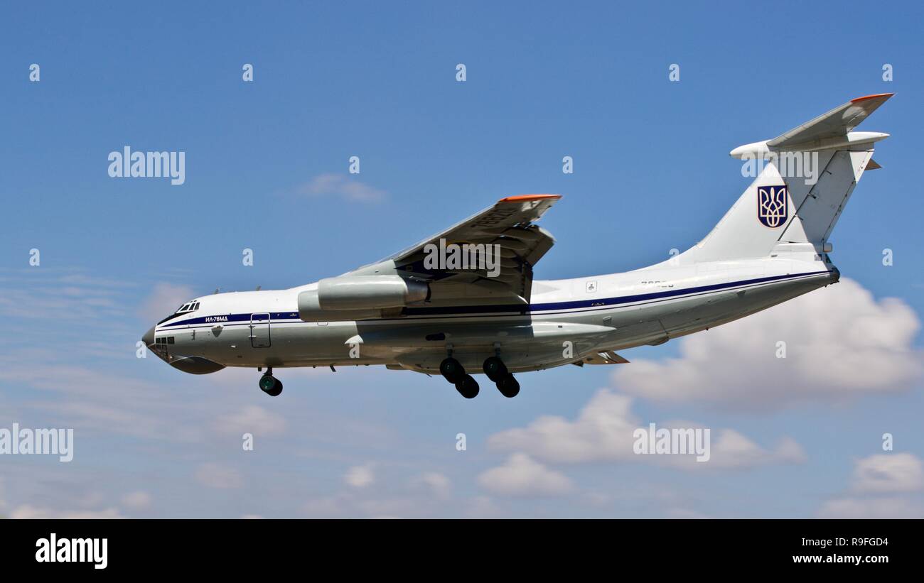 Ukrainian Air Force Ilyushin Il-76 in atterraggio a RAF Fairford Foto Stock