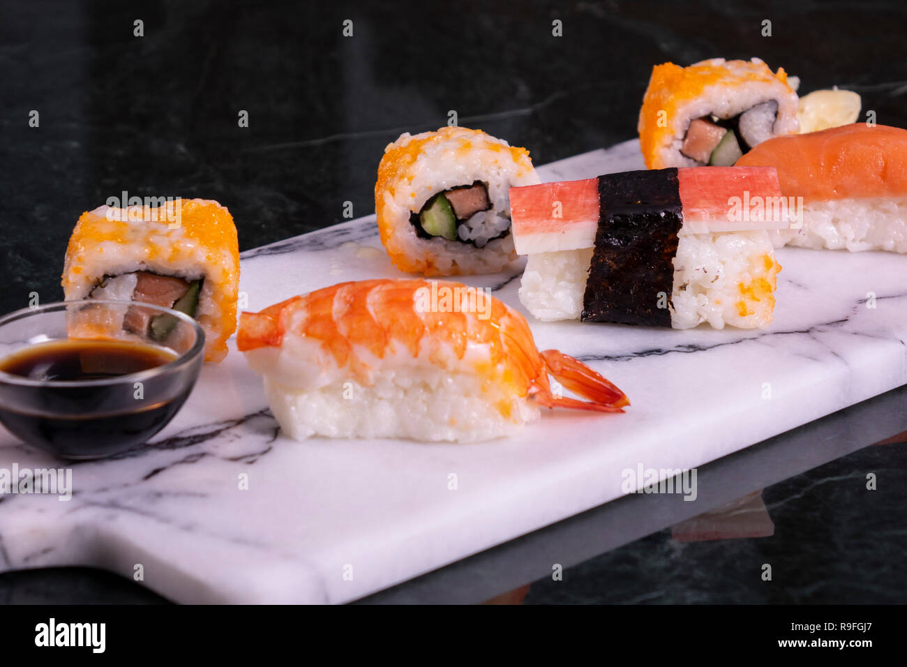 Set di Sushi Sashimi e rotoli di sushi servita su pietra ardesia Foto Stock
