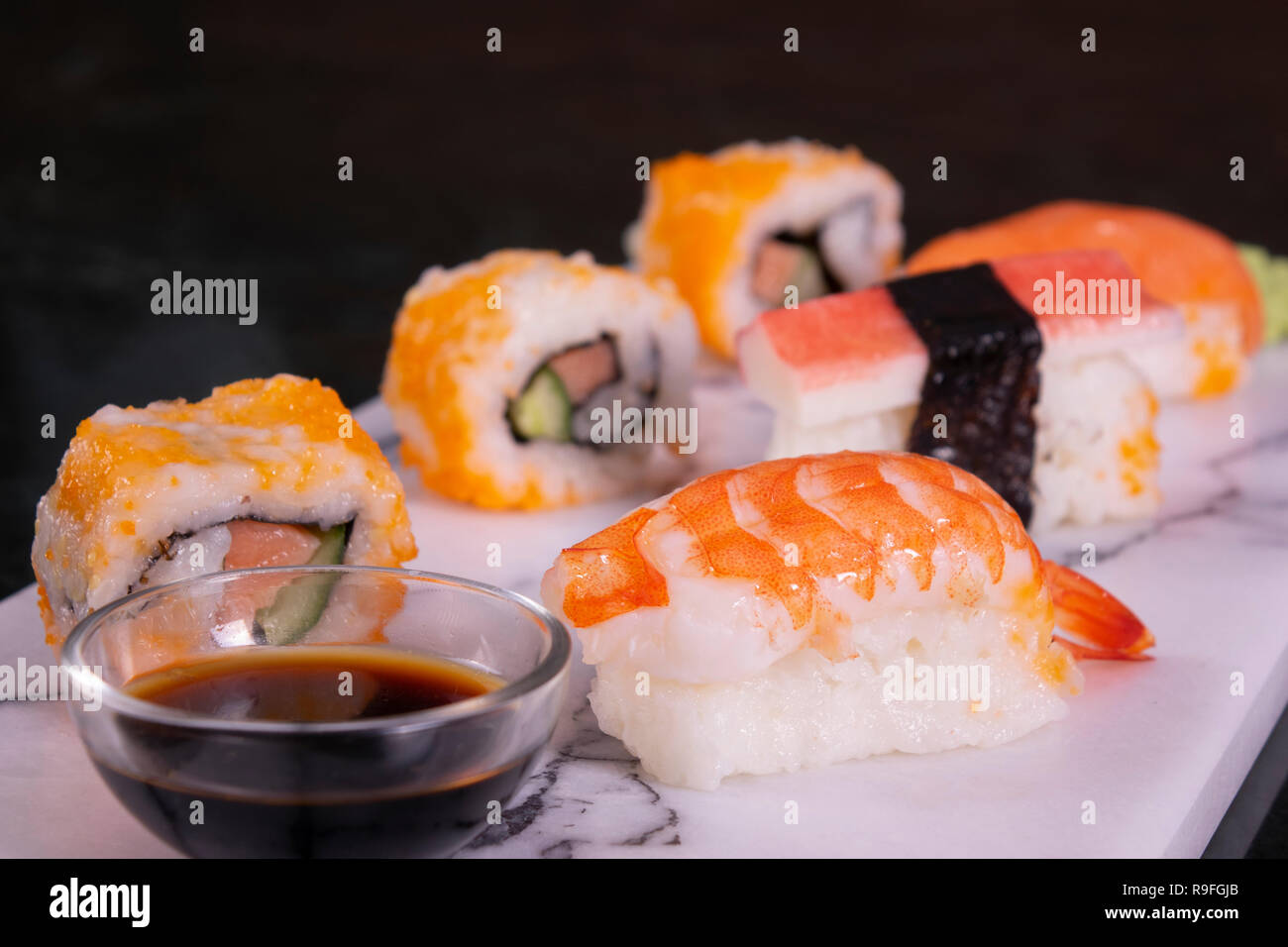 Set di Sushi Sashimi e rotoli di sushi servita su pietra ardesia Foto Stock