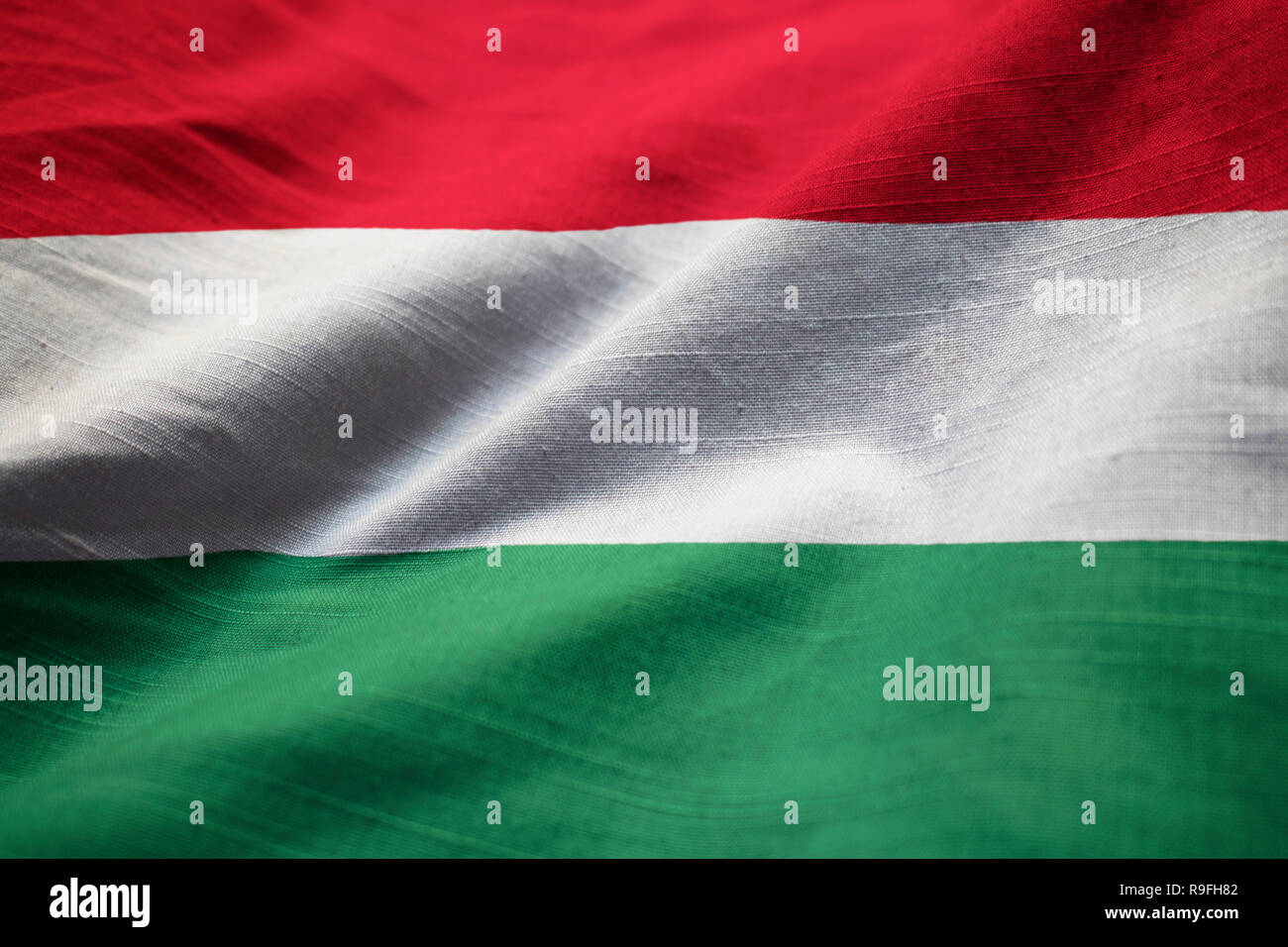 Primo piano della increspato Ungheria Bandiera, Ungheria bandiera soffiando nel vento Foto Stock