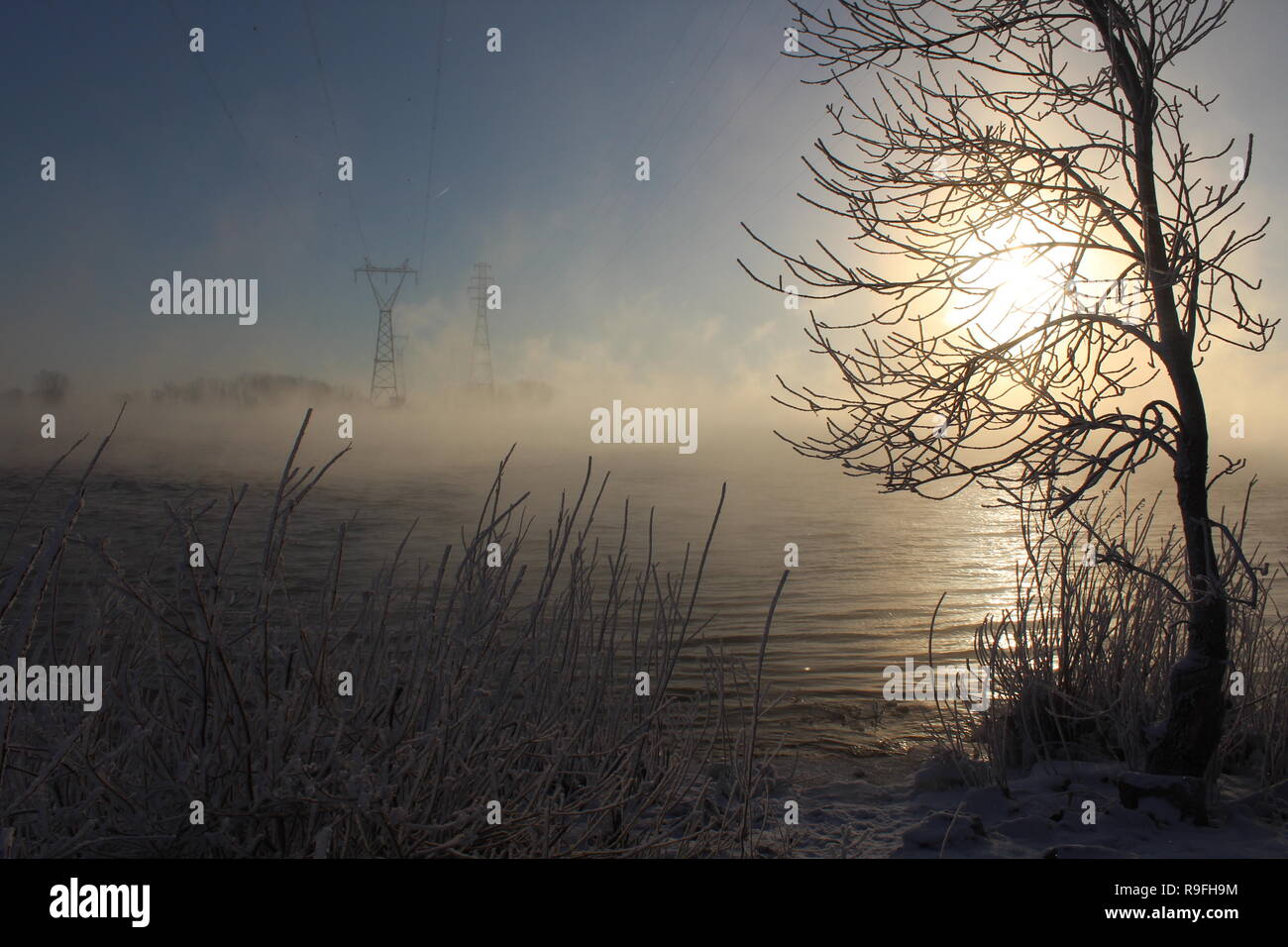 Questa foto è stata scattata durante il sorgere del sole sulle rive del fiume San Lorenzo a meno 20 gradi Celsius sotto zero. Foto Stock