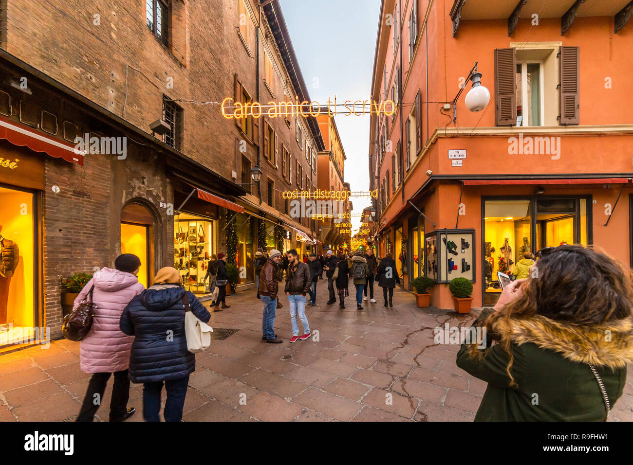 BOLOGNA, Italia - 10 dicembre 2018: turisti scattare foto di luci di Natale celebrare la famosa cantante Lucio Dalla con i testi di sua canzone in D Azeg Foto Stock