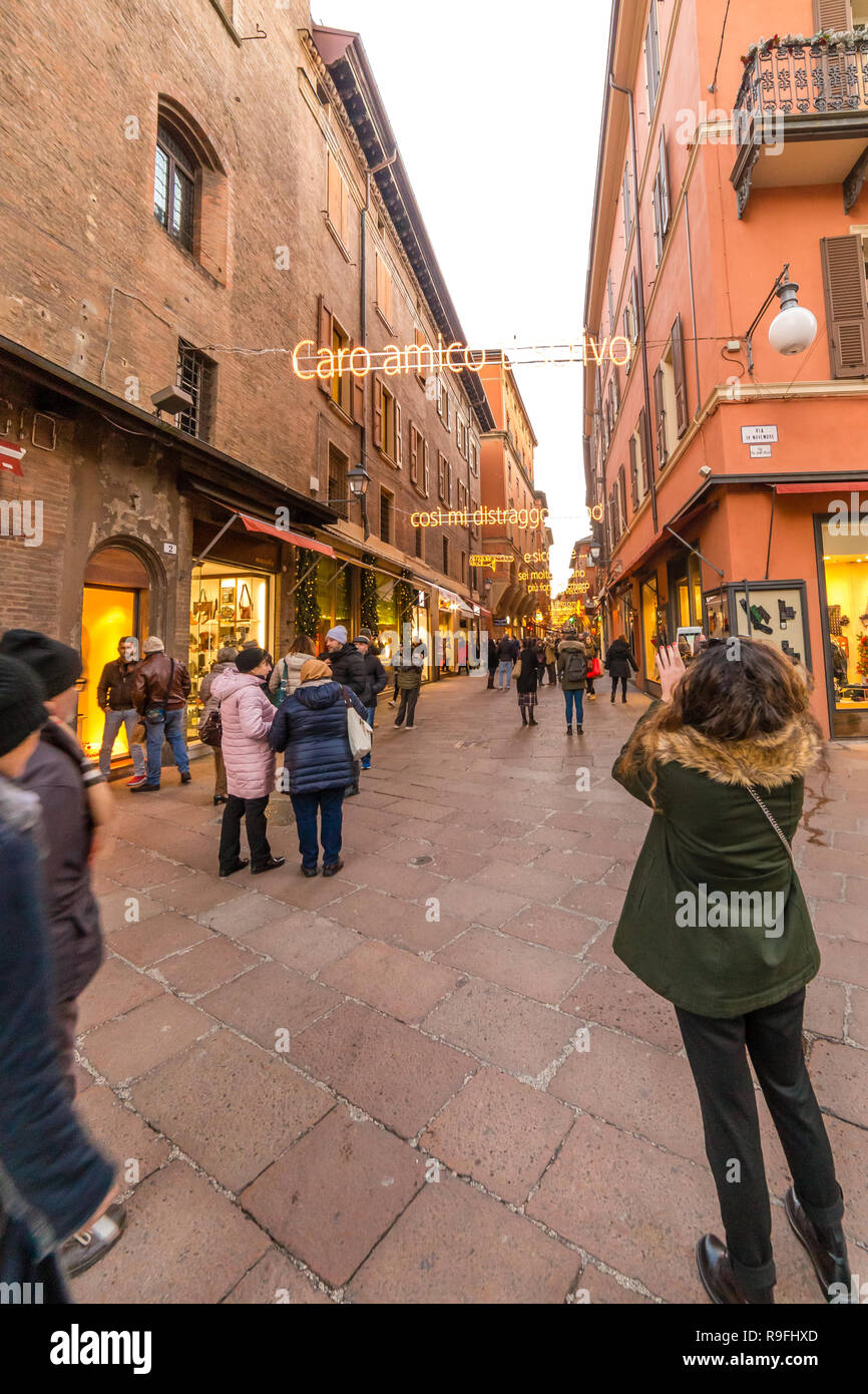 BOLOGNA, Italia - 10 dicembre 2018: turisti scattare foto di luci di Natale celebrare la famosa cantante Lucio Dalla con i testi di sua canzone in D Azeg Foto Stock