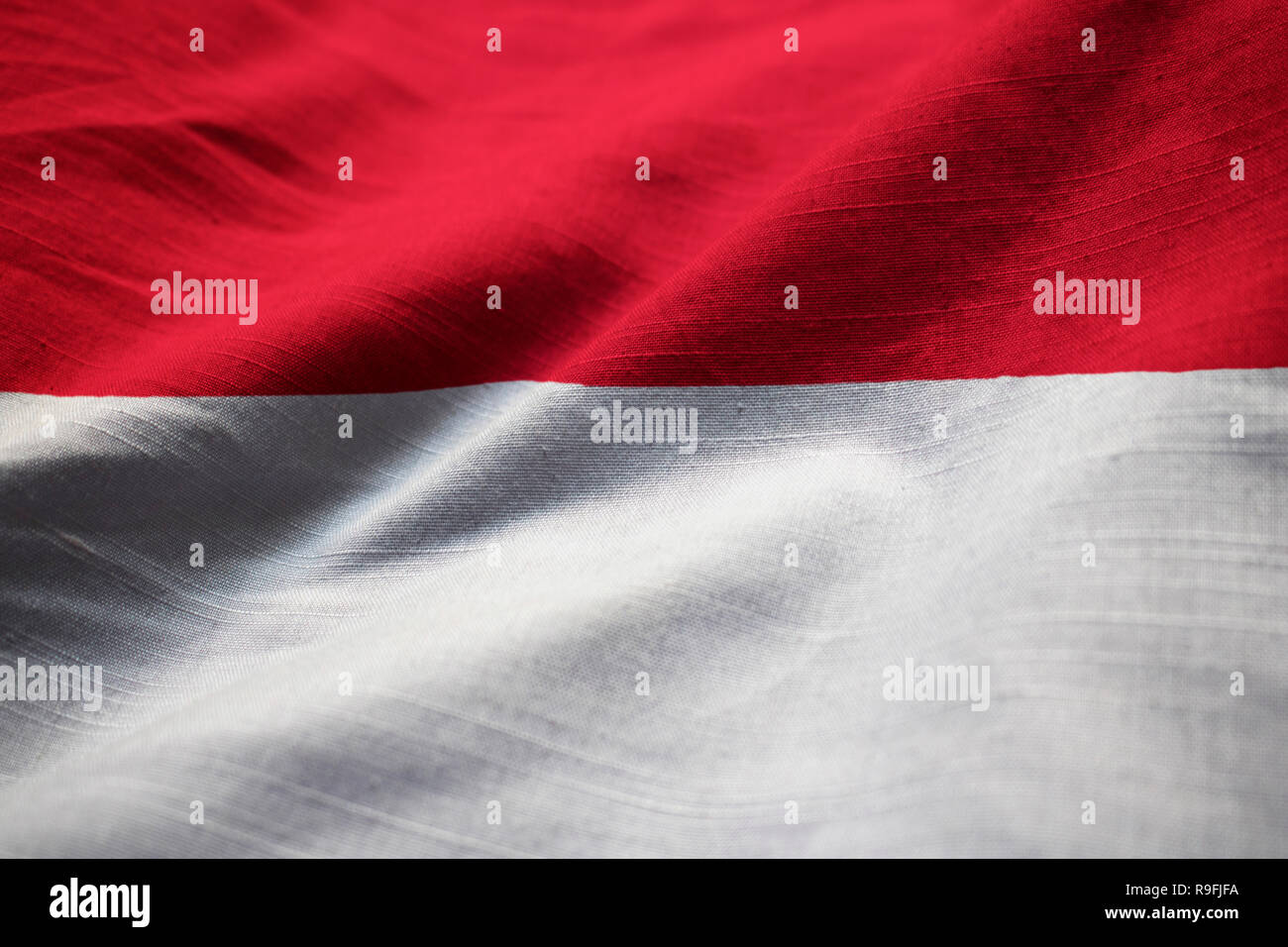 Primo piano della increspato Indonesia Bandiera, Indonesia bandiera soffiando nel vento Foto Stock