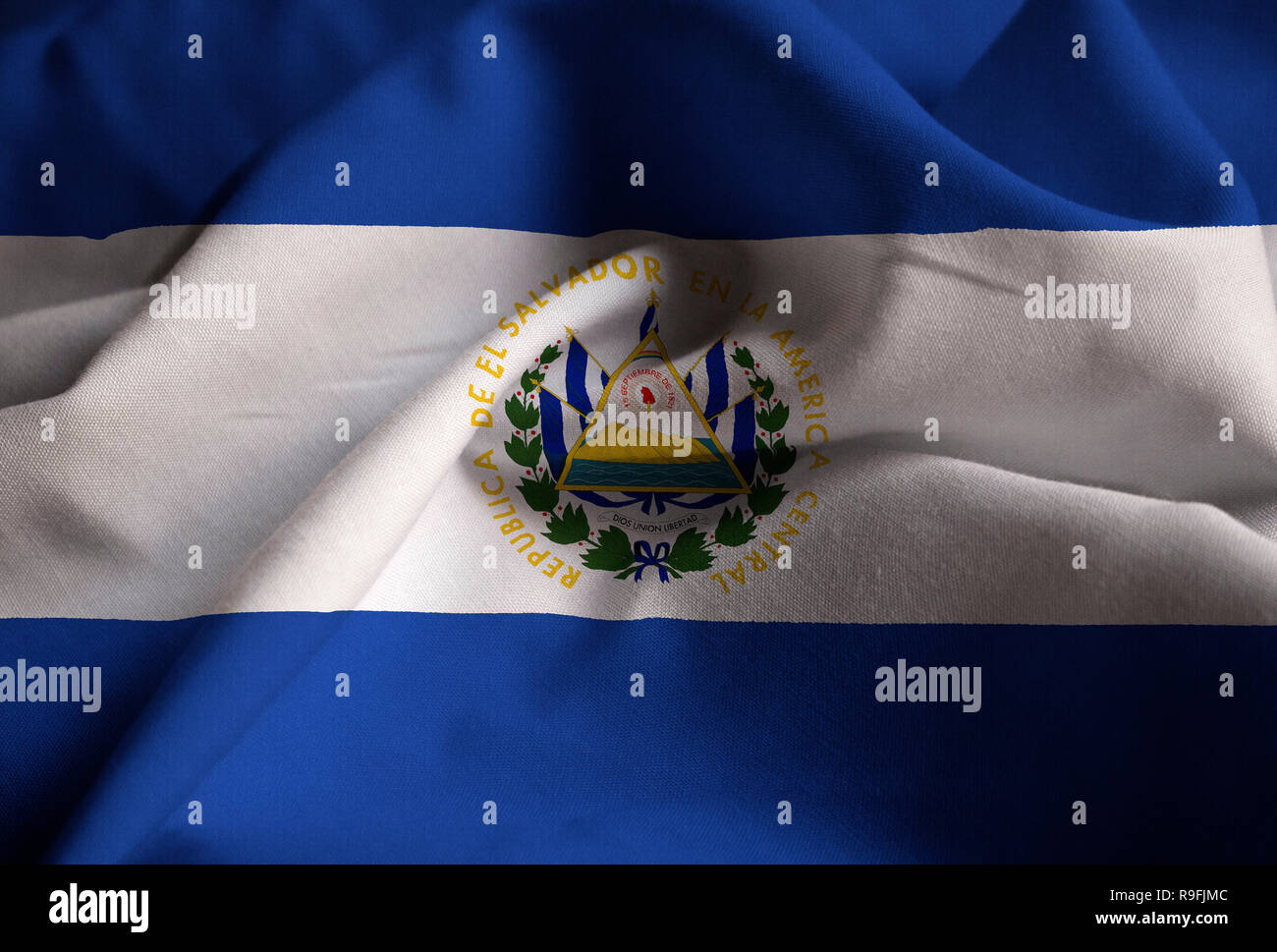 Primo piano della increspato El Salvador bandiera di El Salvador bandiera soffiando nel vento Foto Stock