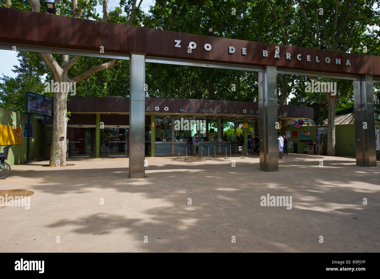 Persone presso l'entrata dello Zoo di Barcellona, Spagna Foto Stock