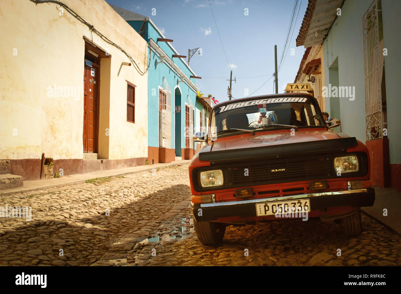 Un classico vintage russo rosso Lada in taxi parcheggiato su strade acciottolate del Trinidad, Cuba. Foto Stock