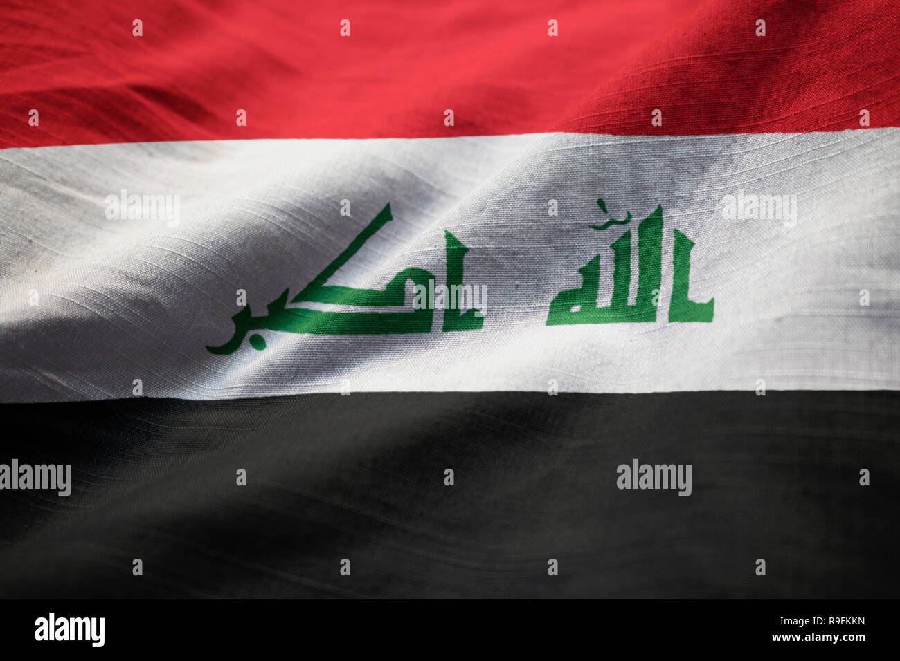 Primo piano della increspato Iraq Bandiera, Iraq bandiera soffiando nel vento Foto Stock
