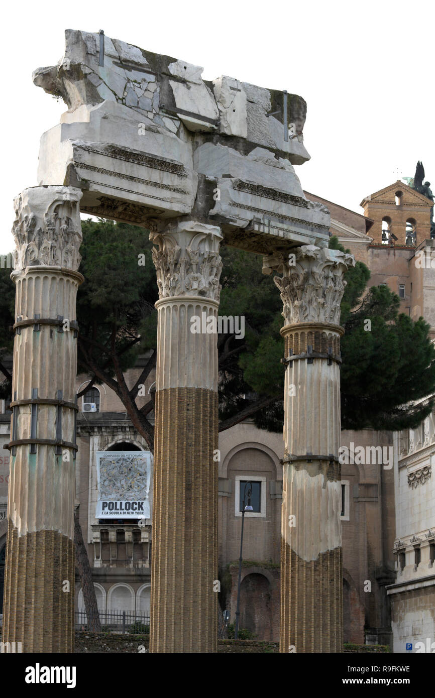 Foro romano di pilastri con Pollock mostra segno su sfondo sfocato Foto Stock