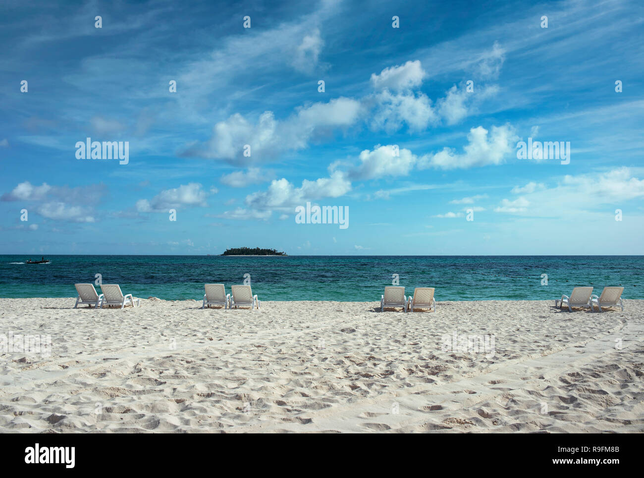 In stile minimalista vista sulla spiaggia con sabbia bianca e Johnny Cay isoletta in background. San Andrés, Colombia. Ott 2018 Foto Stock