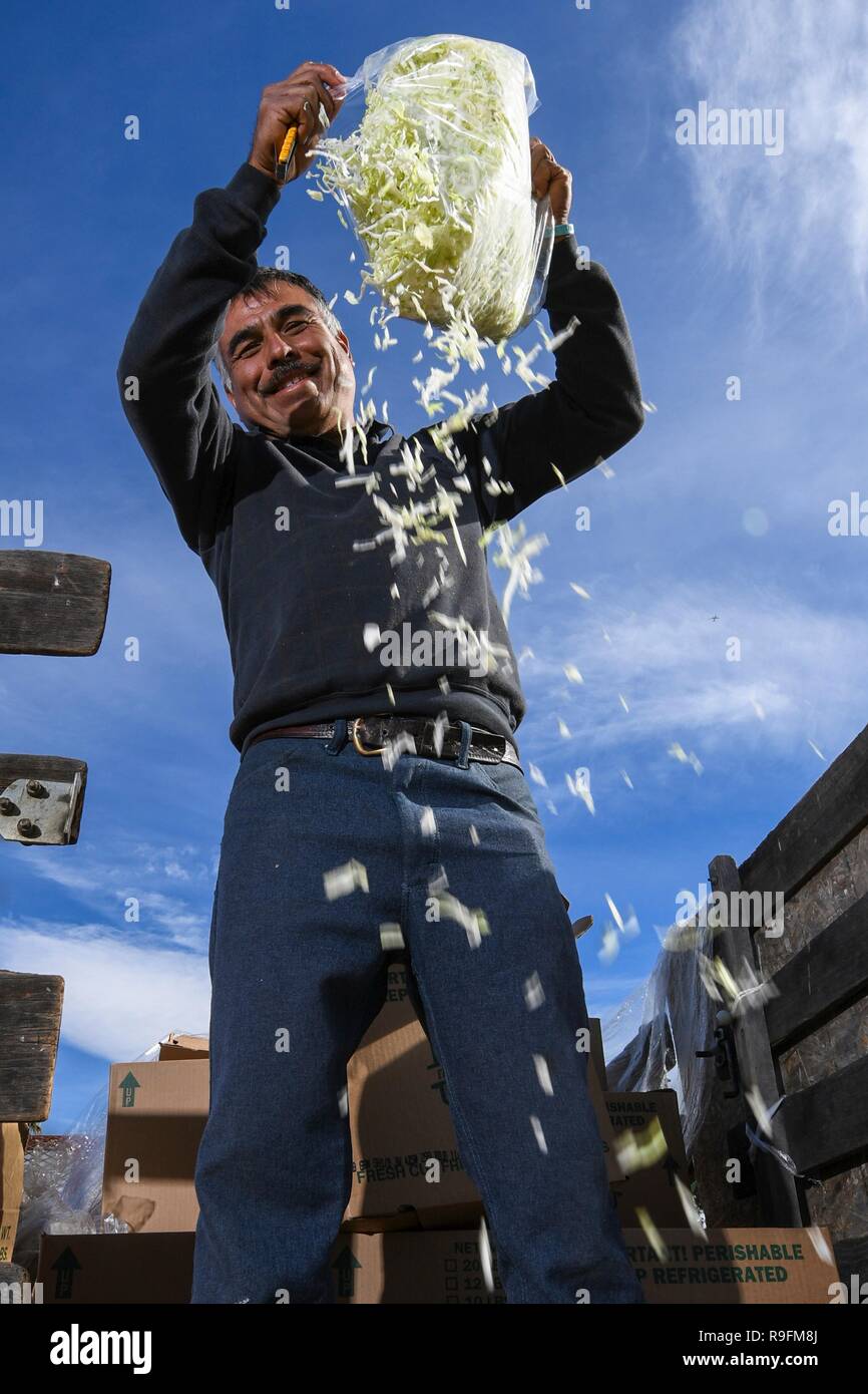 Nicolas Reza Huerta del Valle discariche frutta decomporsi in una compostiera presso la comunità organica supportato il giardino e la fattoria in un basso reddito e comunità urbane Novembre 13, 2018 in Ontario, California. Gli Stati Uniti Dipartimento di Agricoltura e Risorse Naturali Servizio conservazione e Redlands District Conservazionista Tomas Aguilar-Campos lavorano a stretto contatto con le comunità locali per il supporto di prodotti biologici locali per tutti indipendentemente dal livello di reddito. Foto Stock