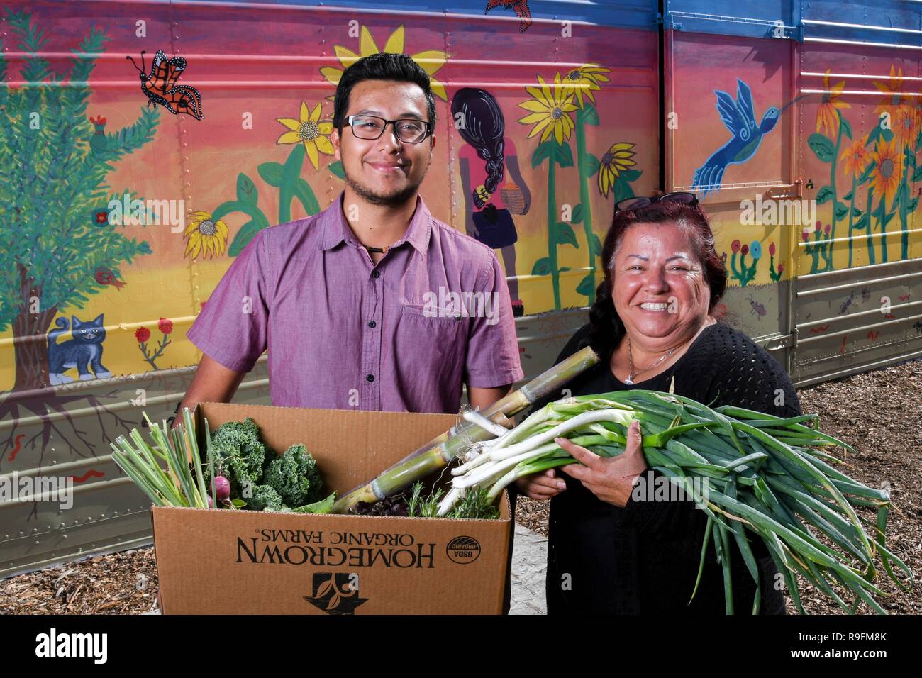 Cofondatore e Direttore Esecutivo Maria Alonso e conservazionista Tomas Aguilar-Campos mostrano una tipica CSA scatola di produzione previsto per i membri della comunità presso la comunità organica supportato il giardino e la fattoria in un basso reddito e comunità urbane Novembre 13, 2018 in Ontario, California. Gli Stati Uniti Dipartimento di Agricoltura e Risorse Naturali Servizio conservazione e Redlands District Conservazionista Tomas Aguilar-Campos lavorano a stretto contatto con le comunità locali per il supporto di prodotti biologici locali per tutti indipendentemente dal livello di reddito. Foto Stock
