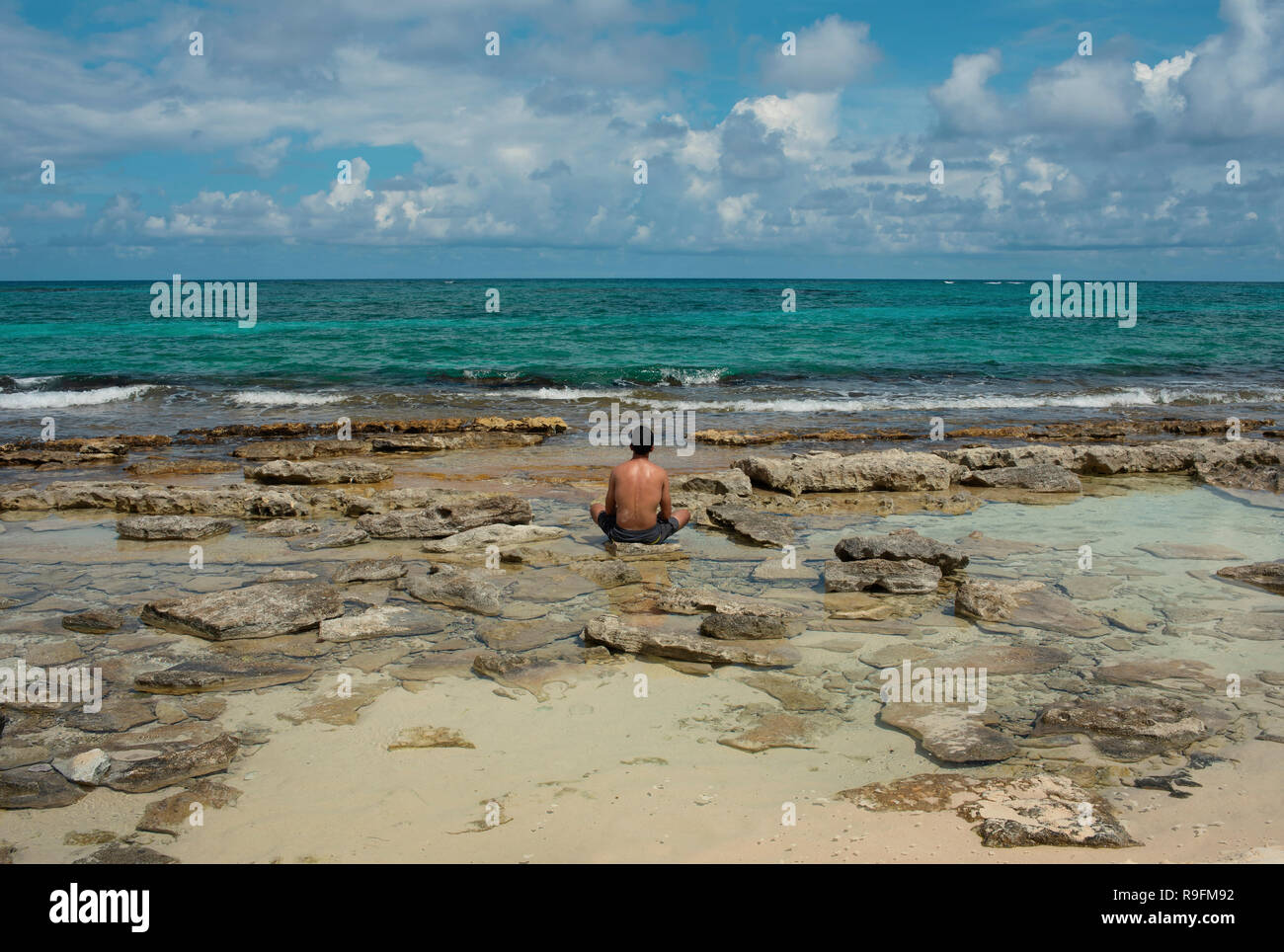 L uomo dal di dietro a meditare sulla spiaggia di Johnny Cay (isoletta); vicino a San Andrés isola, Colombia. Stile di vita / concetto di viaggio, RF. Ott 2018 Foto Stock L uomo dal di dietro a meditare sulla spiaggia di Johnny Cay (isoletta); vicino a San Andrés isola, Colombia. Stile di vita / concetto di viaggio, RF. Ott 2018 Foto Stock