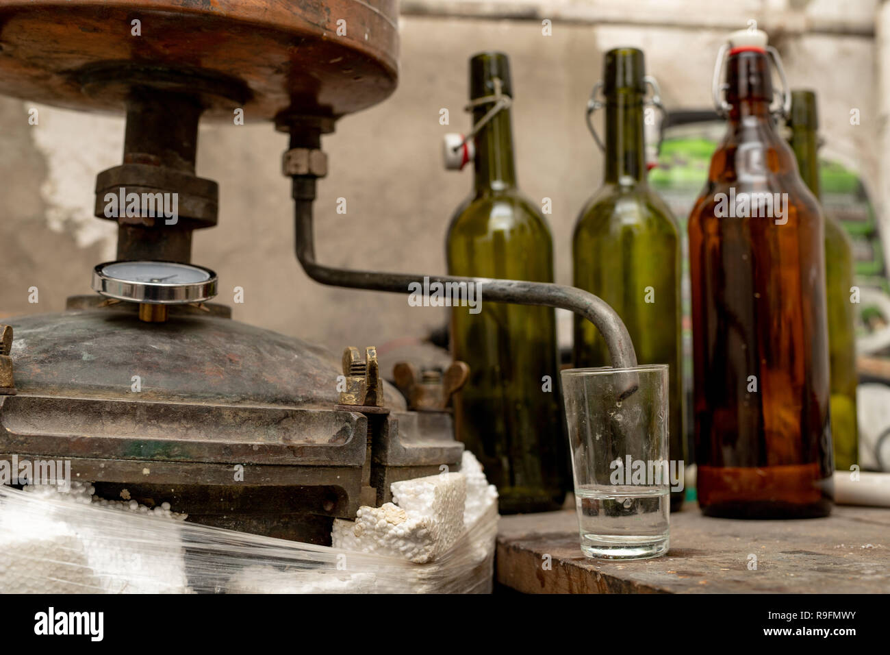 La produzione di alcool in home condizioni. Accessori per la produzione casalinga di moonshine. Luogo - home seminterrato. Foto Stock