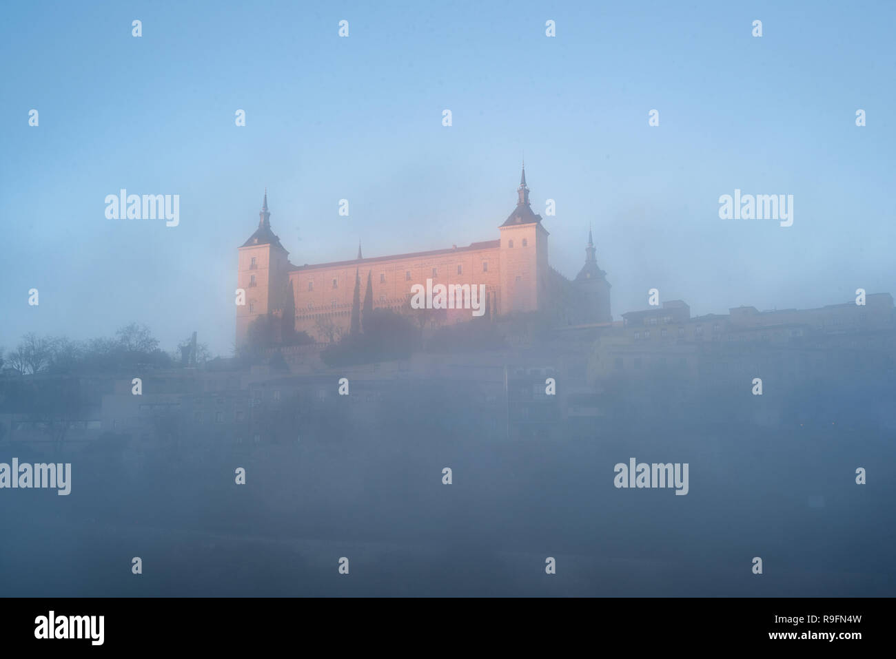 Alcazar di Toledo a sunrise nella nebbia, Castilla la Mancha, in Spagna. Foto Stock