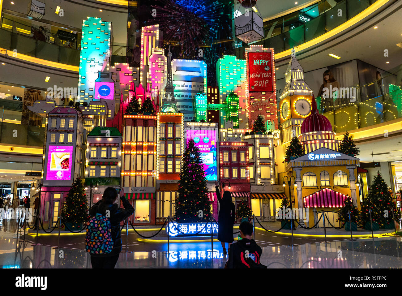 Natale cinese l'installazione presso la città costiera di shopping mall a Shenzhen, Cina Foto Stock
