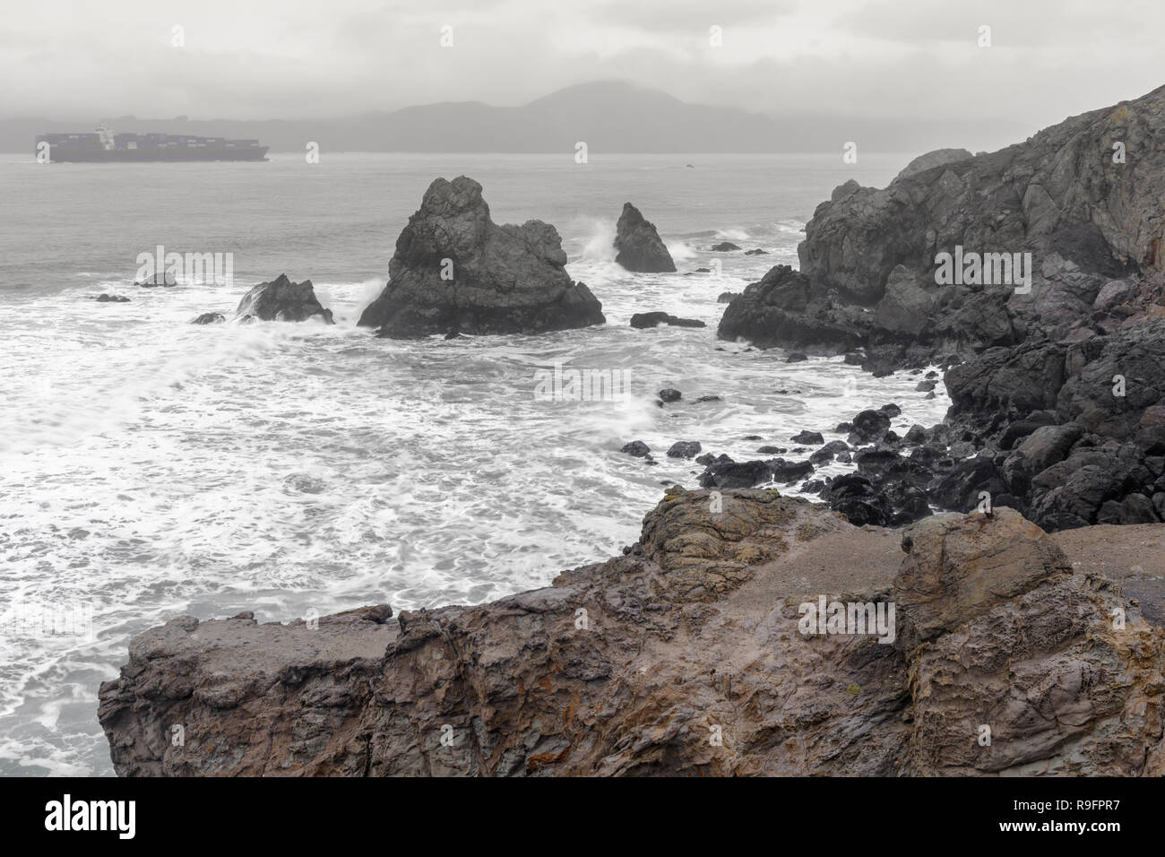 Vedute costiere dal Land's End verso il Golden Gate stretto in un giorno d'inverno. Foto Stock