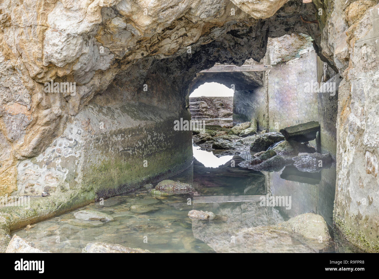 Rovine di un tunnel sotterraneo in Sutro bagni. Foto Stock