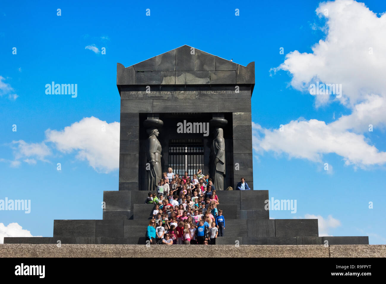 I turisti al monumento a l'Ignoto eroe sul monte Avala, Belgrado, Serbia Foto Stock