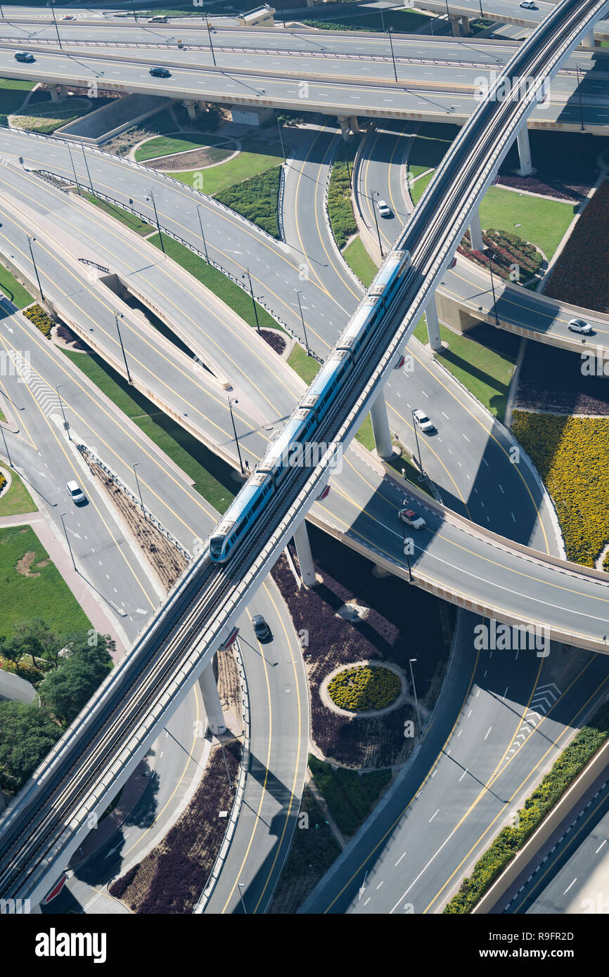 Vista in elevazione del complesso interscambio autostradale e ponte ferroviario a Dubai, Emirati Arabi Uniti Foto Stock