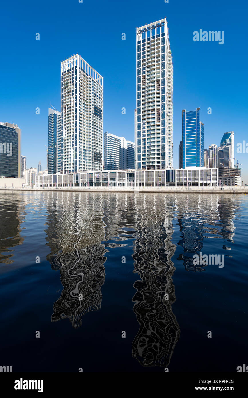 Vista diurna del moderno skyline di Business Bay e il torrente per via navigabile in Dubai Emirati Arabi Uniti Foto Stock