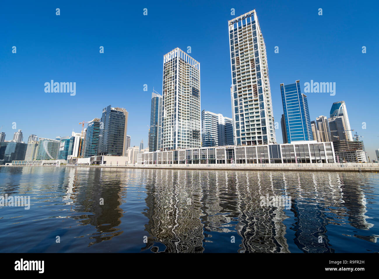 Vista diurna del moderno skyline di Business Bay e il torrente per via navigabile in Dubai Emirati Arabi Uniti Foto Stock