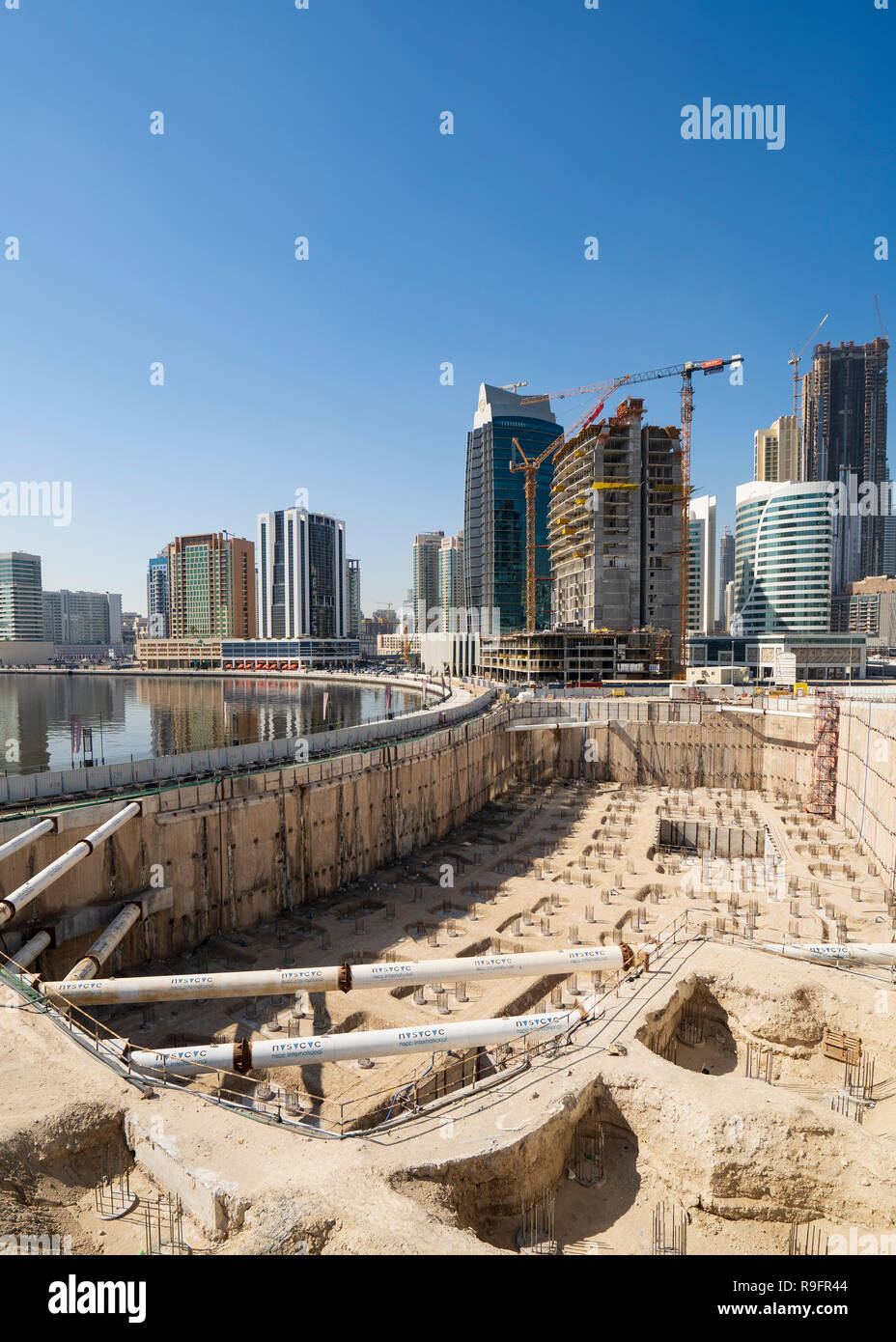 Grande scavo per la nuova cantina e struttura di fondazione in Business Bay, Dubai EMIRATI ARABI UNITI Foto Stock