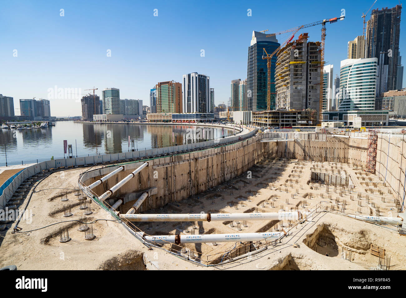 Grande scavo per la nuova cantina e struttura di fondazione in Business Bay, Dubai EMIRATI ARABI UNITI Foto Stock